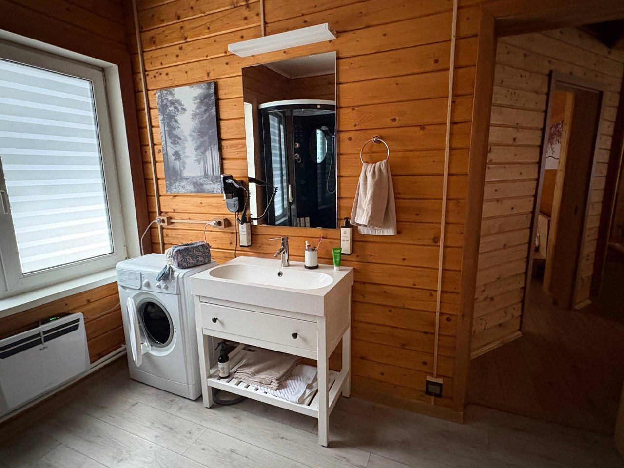 Ванная комната в семейном коттедже с горячей купелью