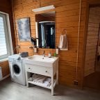 Ванная комната в семейном коттедже с горячей купелью