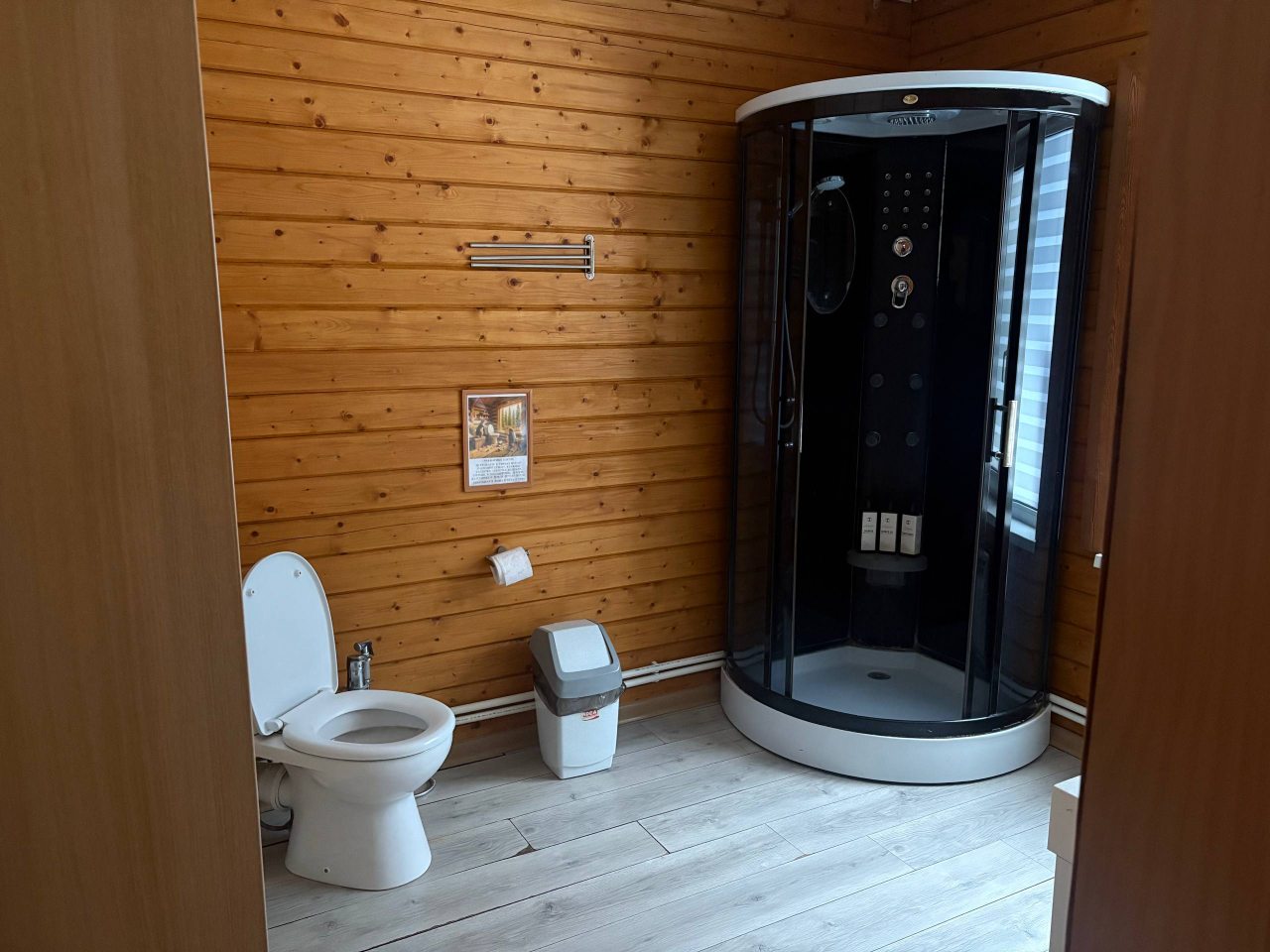 Ванная комната в семейном коттедже с горячей купелью