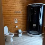 Ванная комната в семейном коттедже с горячей купелью