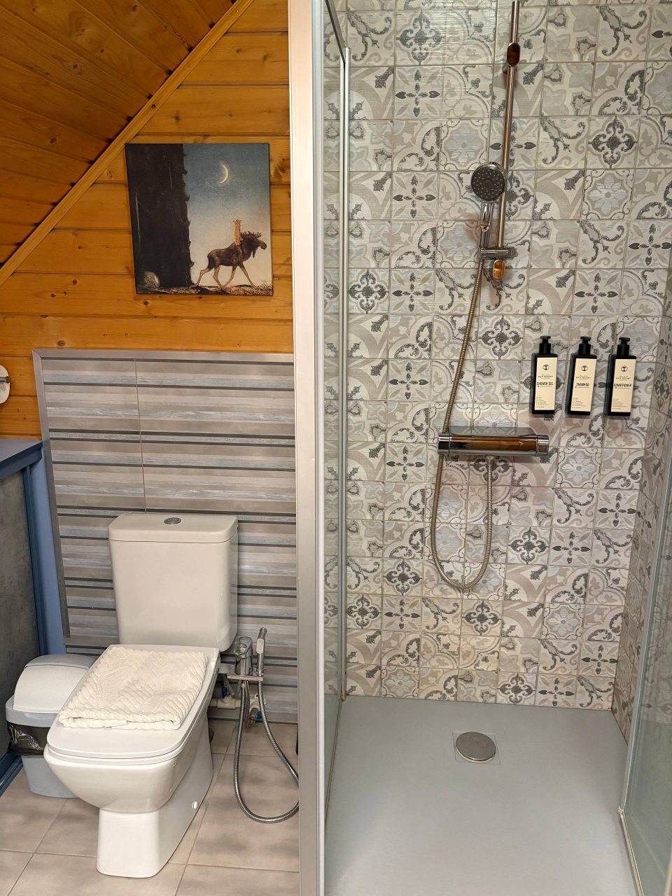 Ванная комната в семейном коттедже с горячей купелью