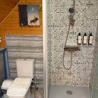 Ванная комната в семейном коттедже с горячей купелью