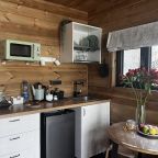 Кухня в двухкомнатном доме с горячей купелью