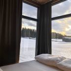 Дом на воде с панорамным окном и сауной