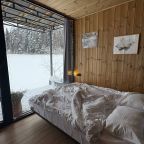 Дом на воде с панорамным окном и бочкой фурако