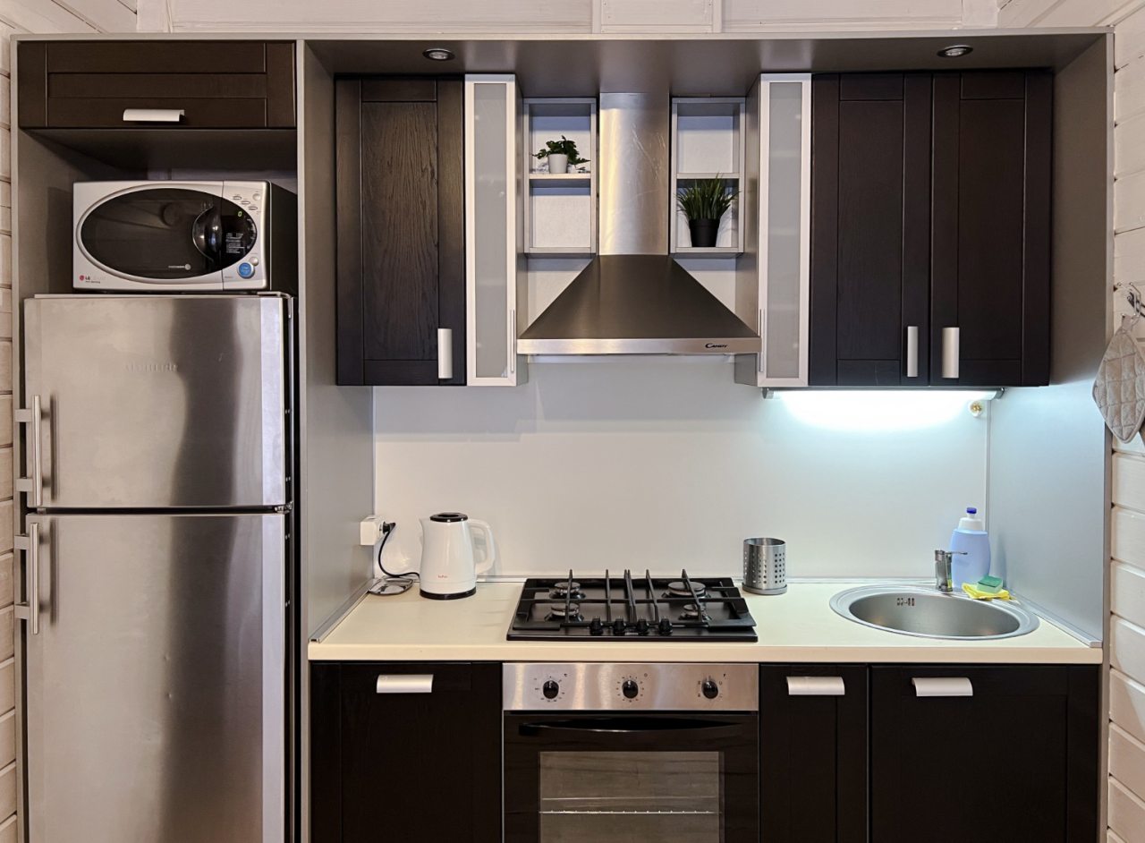 Кухня в семейном коттедже с камином и горячей купелью