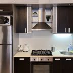 Кухня в семейном коттедже с камином и горячей купелью