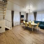 Гостинная в семейном коттедже с камином и горячей купелью