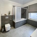 Ванная в семейном коттедже с камином и горячей купелью