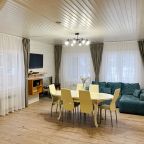 Гостинная в семейном коттедже с камином и горячей купелью