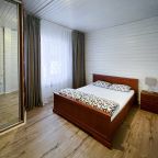 Спальня в семейном коттедже с камином и горячей купелью