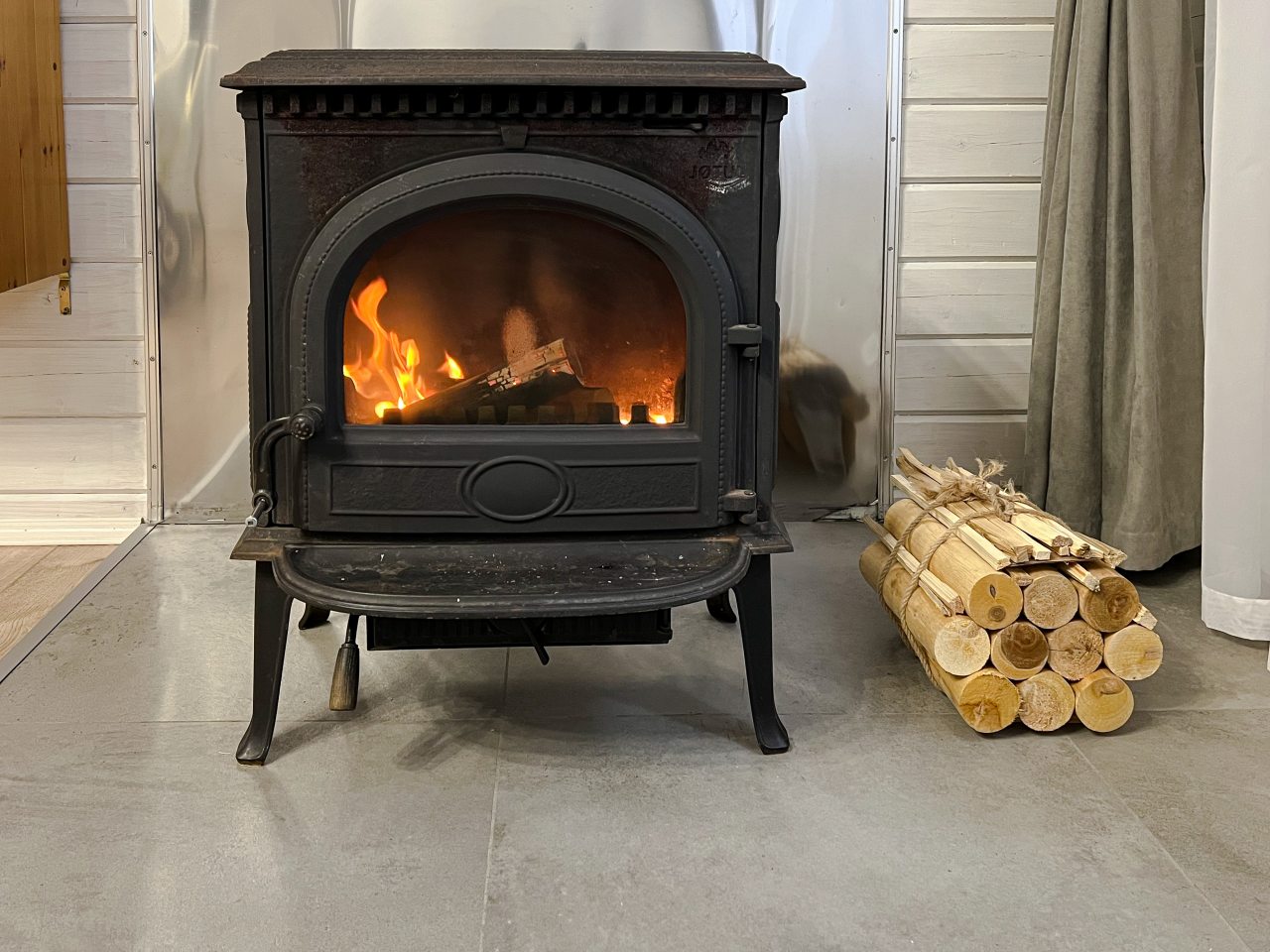 Камин в семейном коттедже с камином и горячей купелью