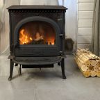 Камин в семейном коттедже с камином и горячей купелью