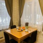 Кухня в семейном коттедже с камином и горячей купелью