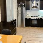 Кухня в семейном коттедже с камином и горячей купелью