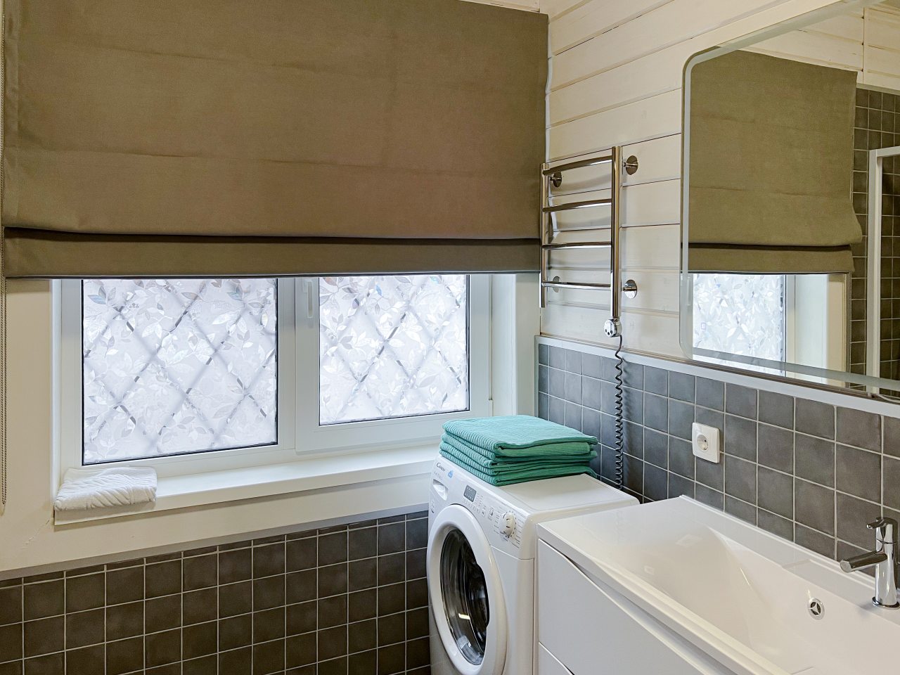 Ванная в семейном коттедже с камином и горячей купелью