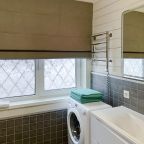 Ванная в семейном коттедже с камином и горячей купелью