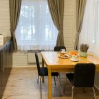 Кухня в семейном коттедже с камином и горячей купелью