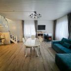 Семейный коттедж с камином и горячей купелью