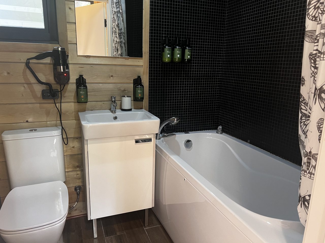 Двухкомнатный дом с горячей купелью