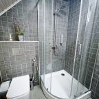 Ванная в семейном коттедже с камином и горячей купелью