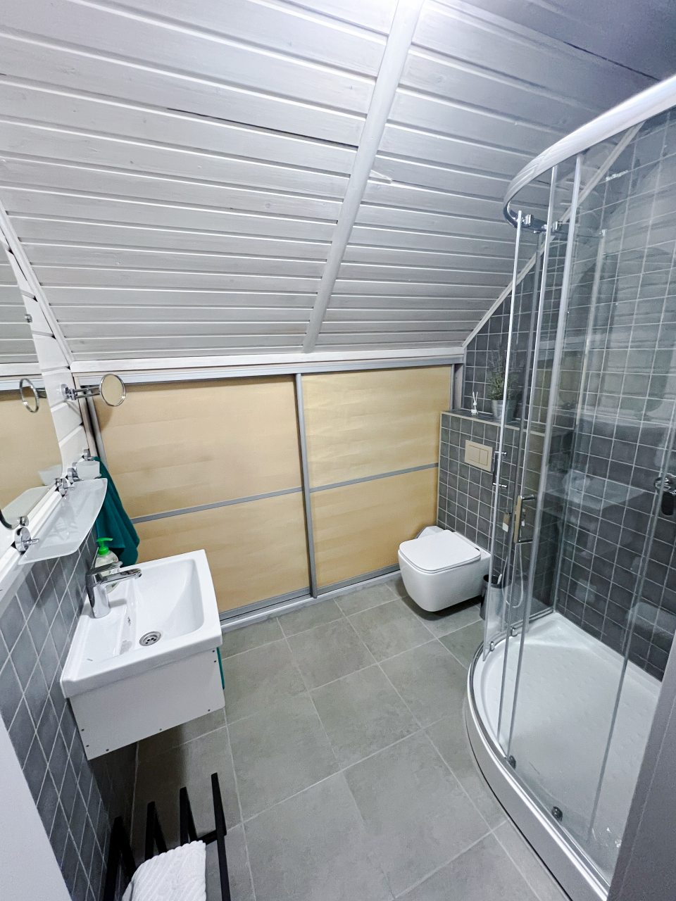 Ванная в семейном коттедже с камином и горячей купелью