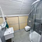 Ванная в семейном коттедже с камином и горячей купелью