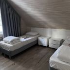 Спальня в семейном коттедже с камином и горячей купелью