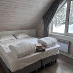 Спальня в семейном коттедже с камином и горячей купелью