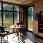 Дом на воде с панорамным окном и сауной