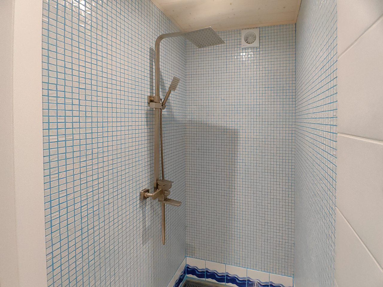 Дом на воде с панорамным окном и сауной