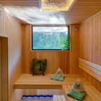 Дом на воде с панорамным окном и сауной