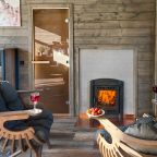 Дом на воде с панорамным окном и сауной