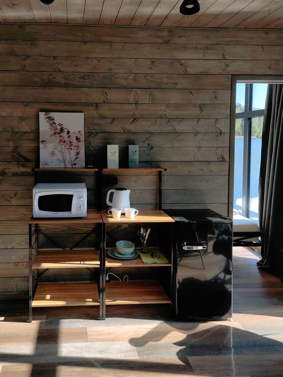 Дом на воде с панорамным окном и сауной