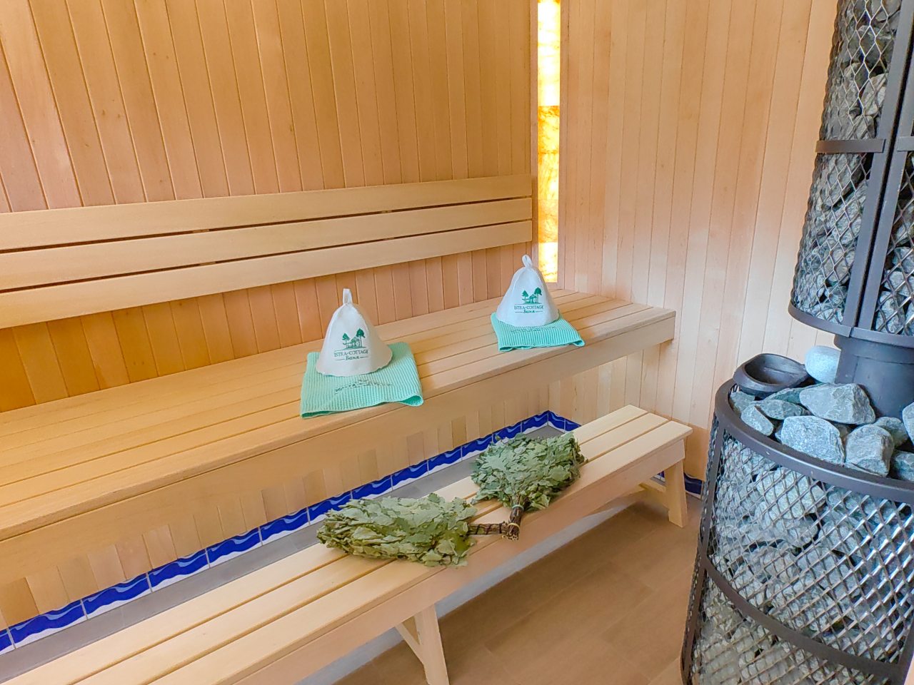 Дом на воде с панорамным окном и сауной