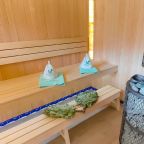 Дом на воде с панорамным окном и сауной