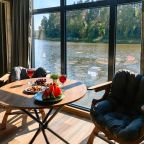 Дом на воде с панорамным окном и сауной