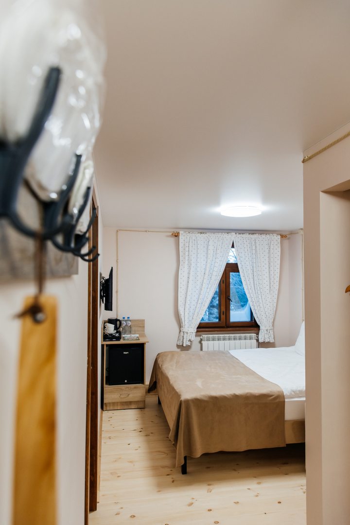 Двухместный (Стандарт с 1 двуспальной кроватью) гостиницы Мандроги, Верхние Мандроги