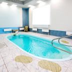 Зона с бассейном и креслами для отдыха