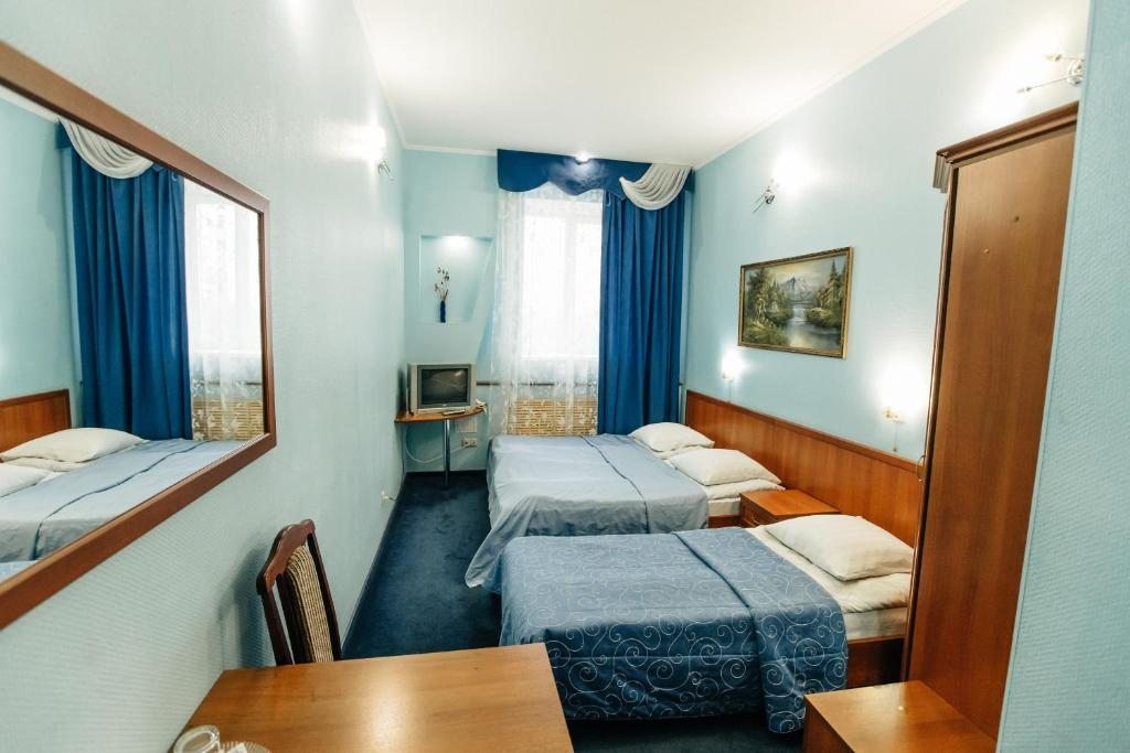 Двухместный (Комфорт с 2 отдельными кроватями и дополнительной кроватью) отеля ShelestoFF, Кострома