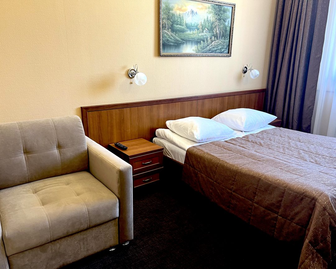 Двухместный (Комфорт с двуспальной кроватью и дополнительной кроватью) отеля ShelestoFF, Кострома
