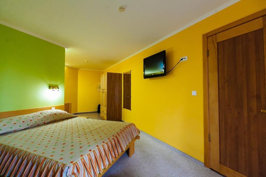 Двухместный (Двухместный номер Делюкс с 1 кроватью и балконом) отеля Золотое руно, Таганрог