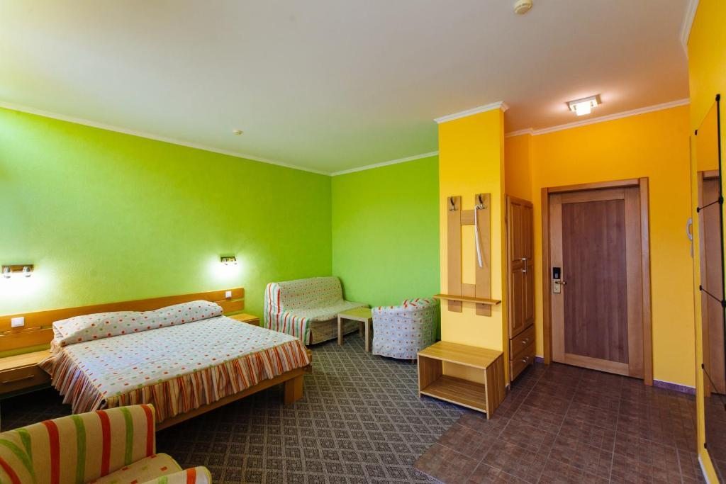 Двухместный (Номер с кроватью размера «queen-size» и балконом) отеля Золотое руно, Таганрог