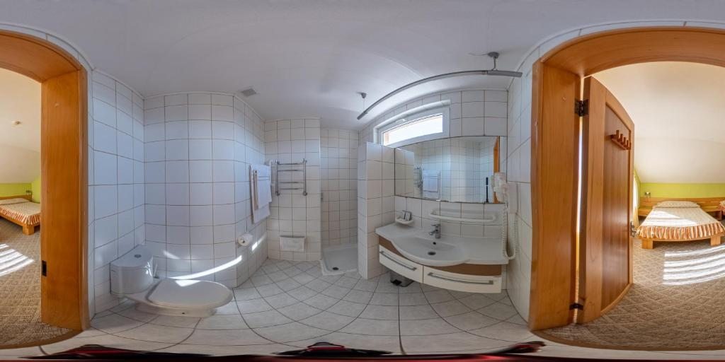 Двухместный (Двухместный номер Делюкс с 2 двуспальными кроватями) отеля Золотое руно, Таганрог