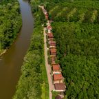 В ресторане на берегу реки, Отель Лель