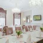 В ресторане на берегу реки, Отель Лель