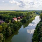 Объект находится в лесу, Отель Лель