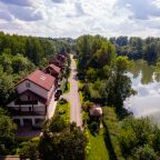 Объект находится в лесу, Отель Лель