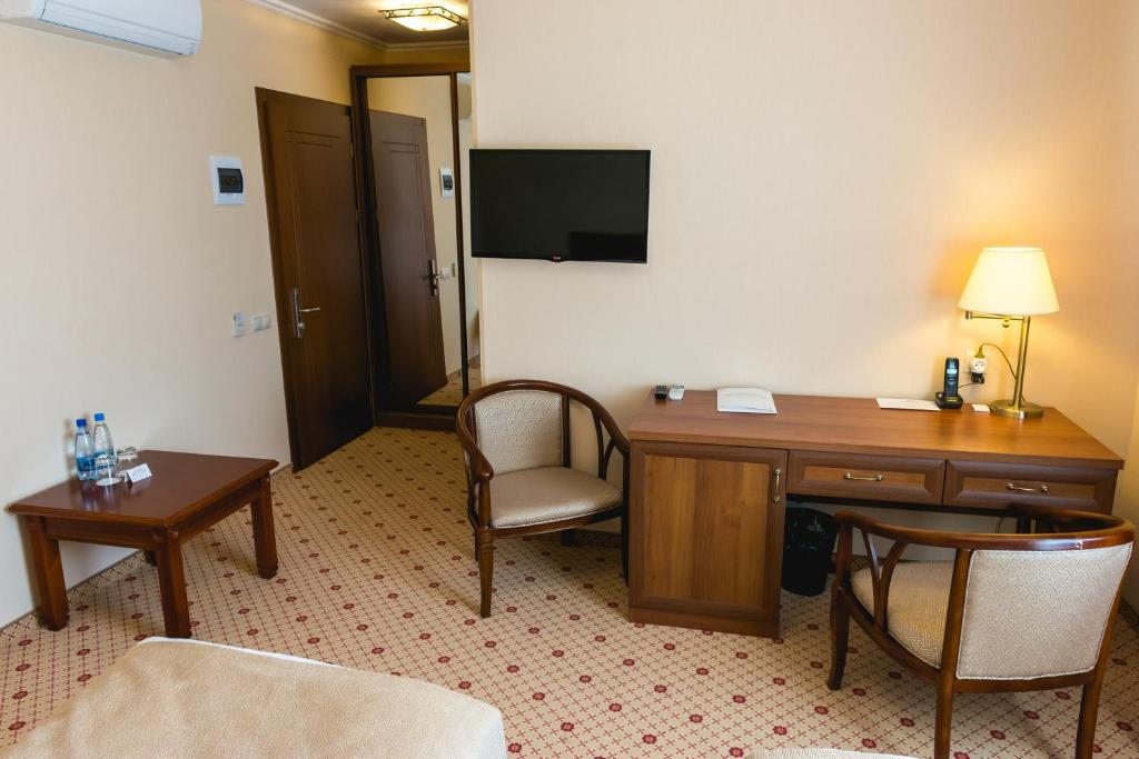 Двухместный (Стандартный двухместный номер с 1 кроватью или 2 отдельными кроватями и балконом) отеля Прованс, Горячий Ключ