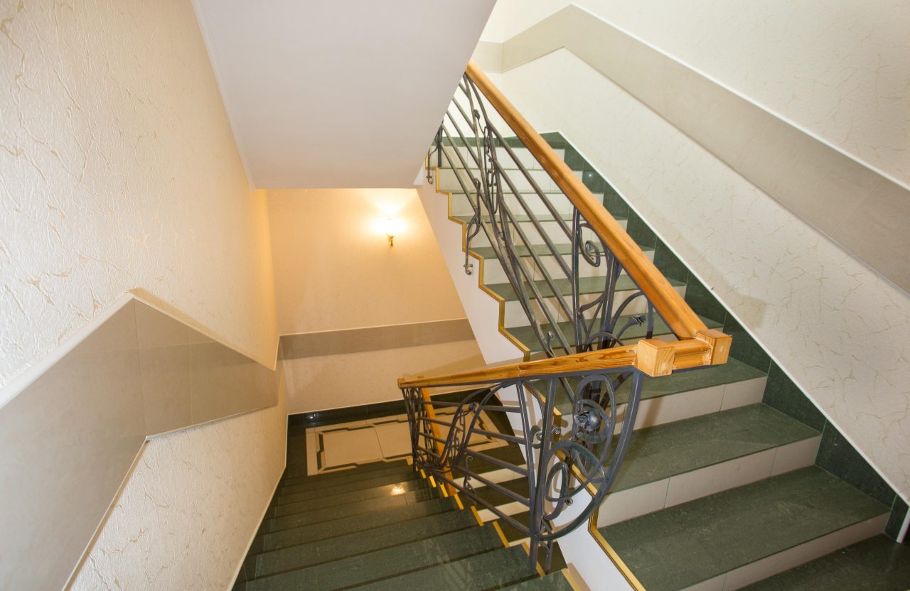 Межэтажная лестница. Бизнес-отель Кострома